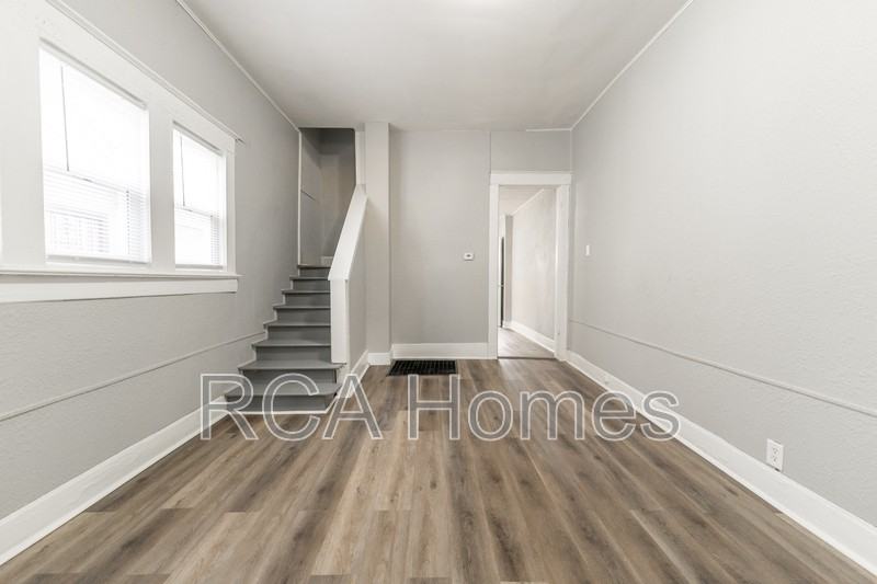 2427 N Kenwood Ave - Photo 3 of 13