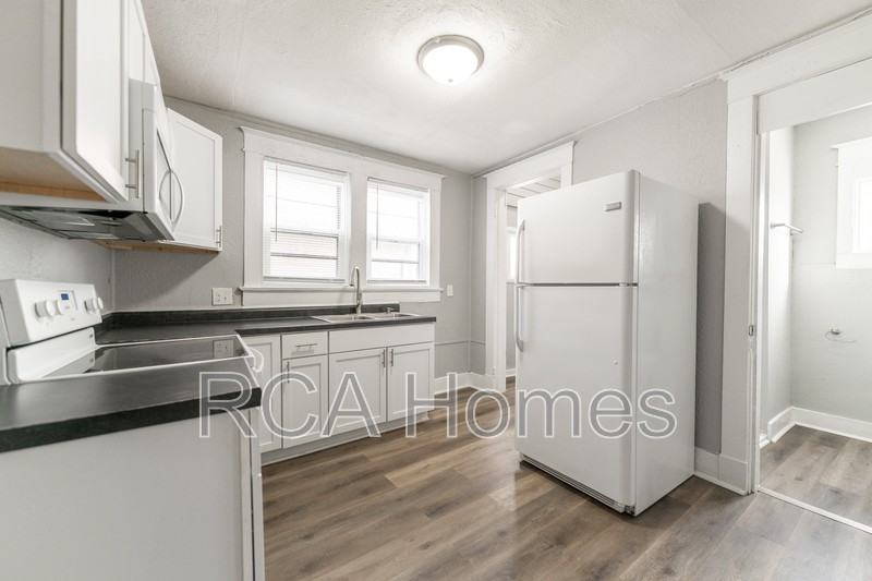 2427 N Kenwood Ave - Photo 4 of 13