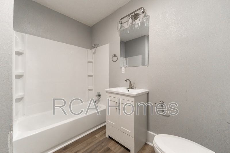 2427 N Kenwood Ave - Photo 5 of 13