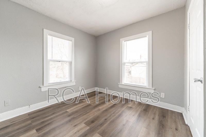 2427 N Kenwood Ave - Photo 6 of 13