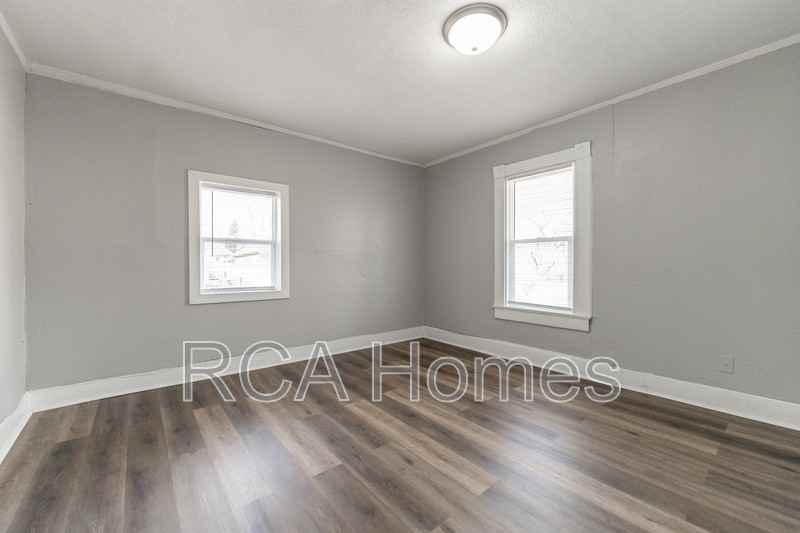 2427 N Kenwood Ave - Photo 7 of 13