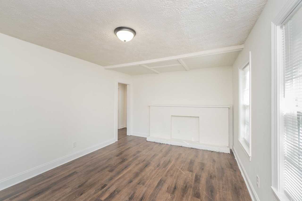 2524 Rhodes Drive - Photo 4 of 32