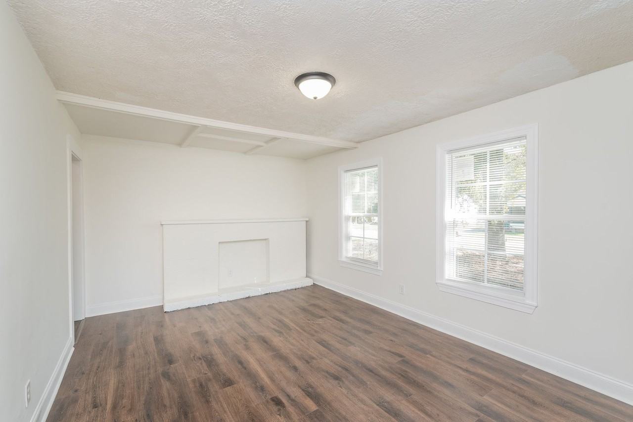 2524 Rhodes Drive - Photo 5 of 32