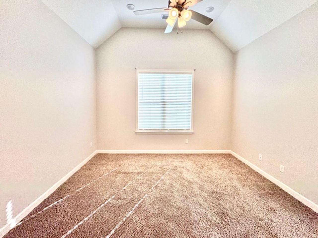 385 Azalea Dr - Photo 5 of 11