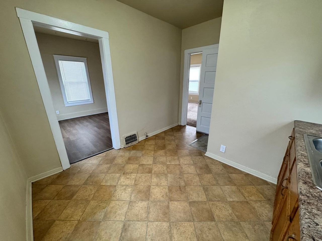 1031 Liberty St - Photo 5 of 15