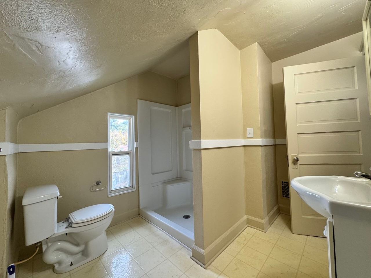 1031 Liberty St - Photo 6 of 15