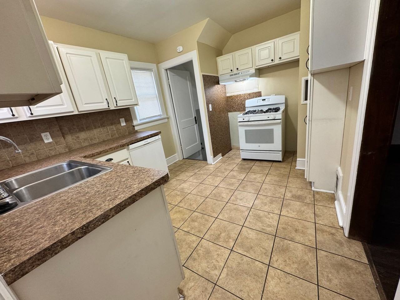 3659 Torrance Dr - Photo 5 of 15