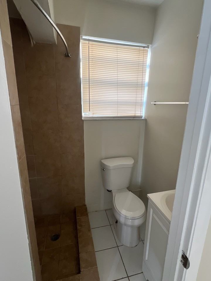 1437 NE 56th St - Photo 7 of 36