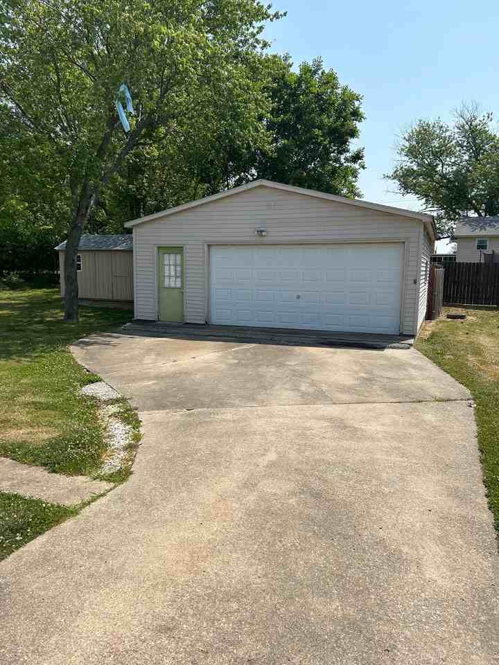 2452 Wakefield Drive - Photo 2 of 9