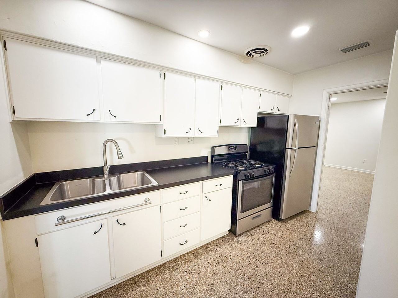 921 Ne 6th Ave - Photo 2 of 22