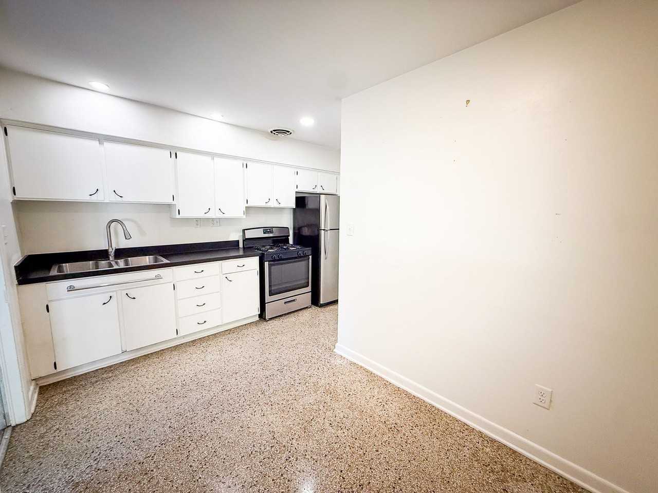 921 Ne 6th Ave - Photo 3 of 22