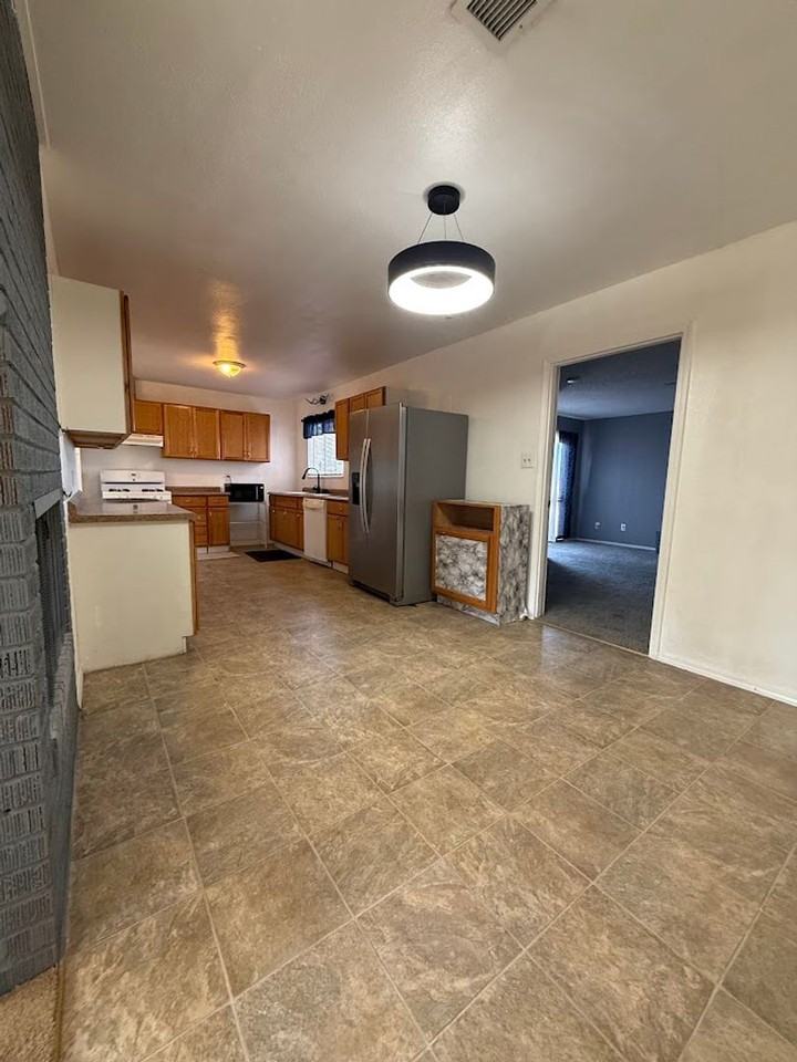 1303 Mckinley Ave - Photo 4 of 22