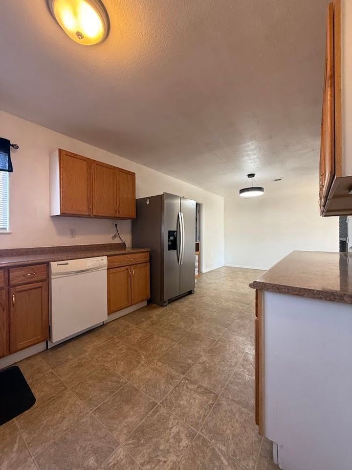 1303 Mckinley Ave - Photo 6 of 22