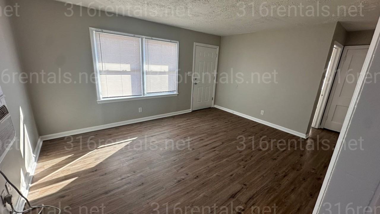 1307 N Erie Ave - Photo 3 of 9