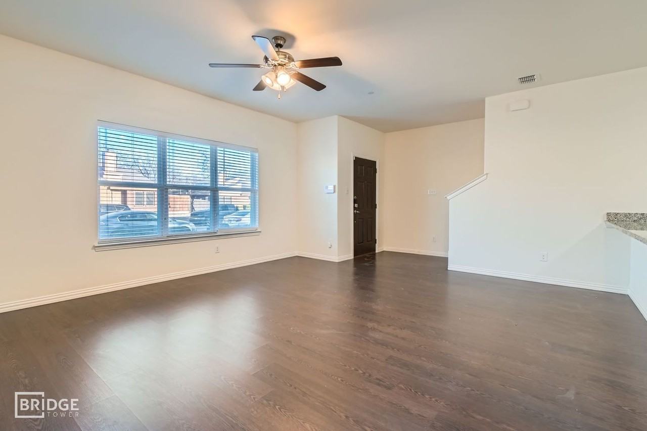 1420 Lakecrest Lane - Photo 3 of 30