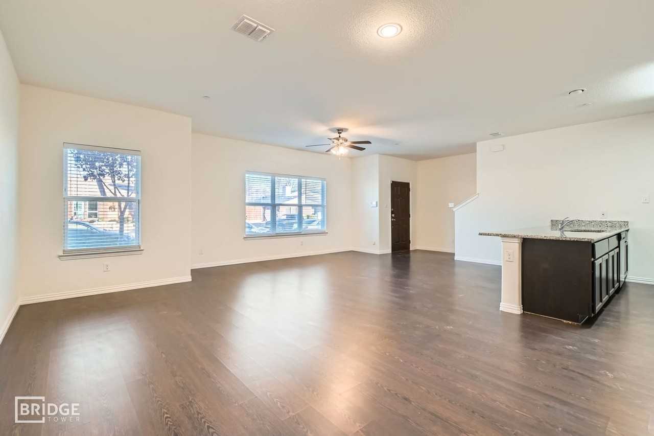 1420 Lakecrest Lane - Photo 6 of 30