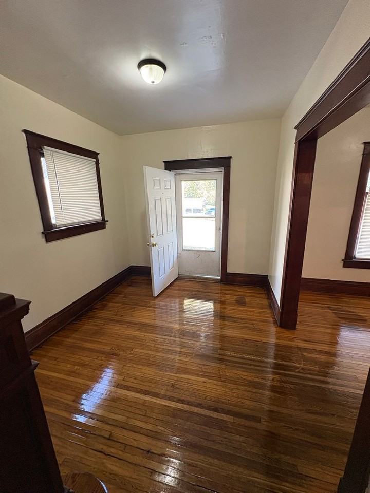 1006 Norton Avenue - Photo 3 of 12