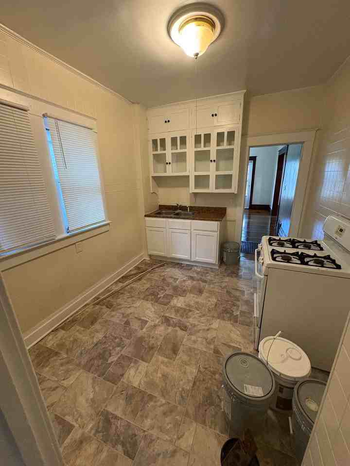 1006 Norton Avenue - Photo 7 of 12