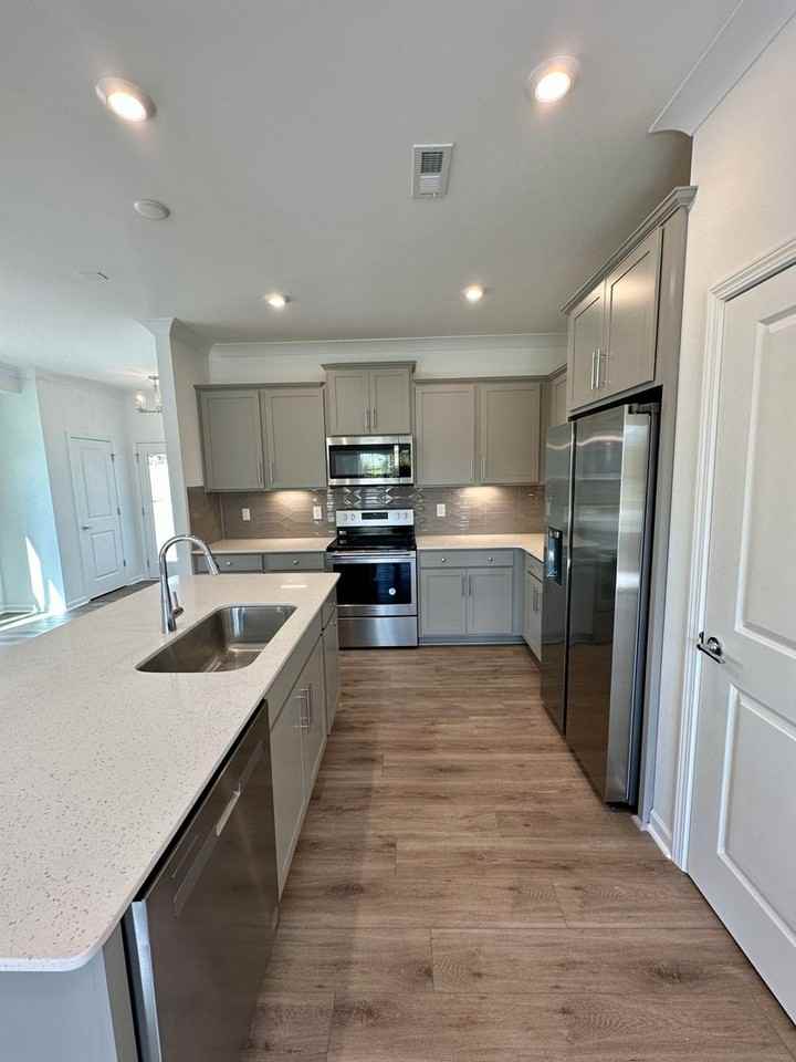 16425 Leading St - Photo 6 of 22