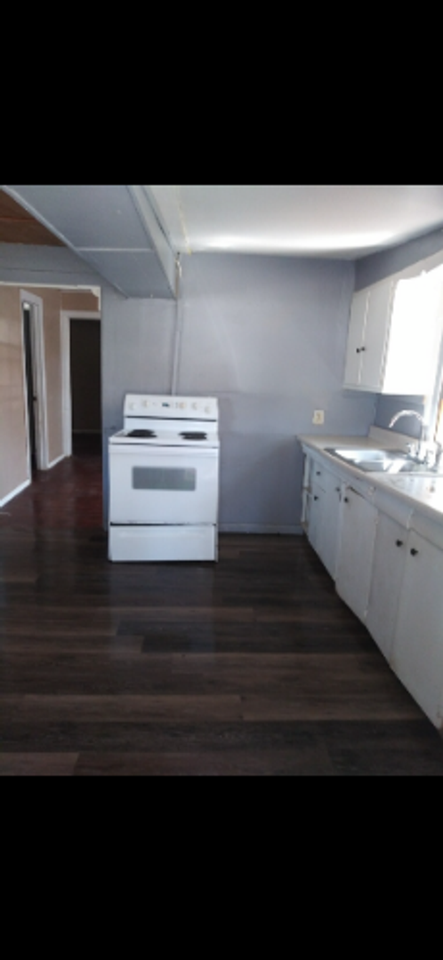 105 1/2 E Bond St - Photo 5 of 11