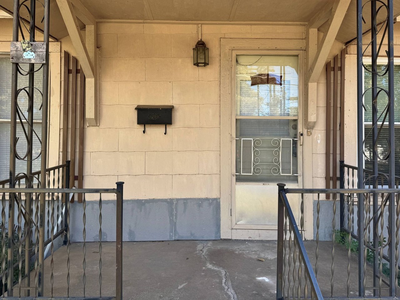 704 Reagan St - Photo 2 of 28