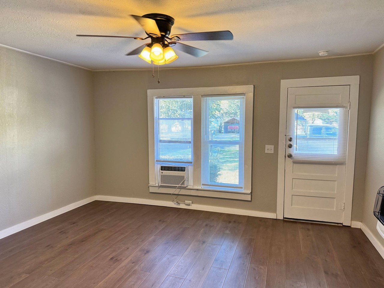 704 Reagan St - Photo 3 of 28