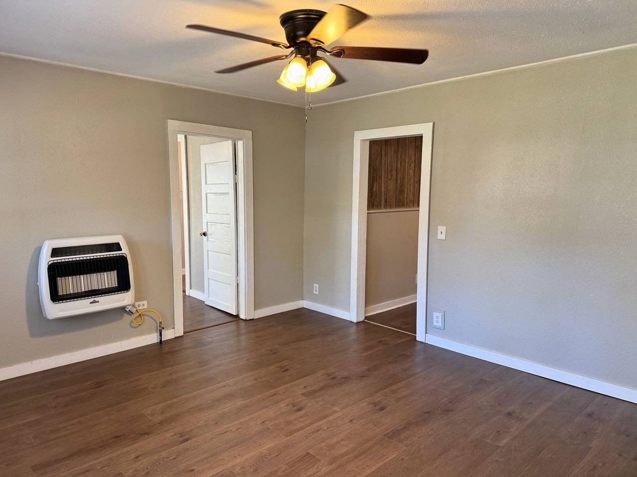 704 Reagan St - Photo 4 of 28