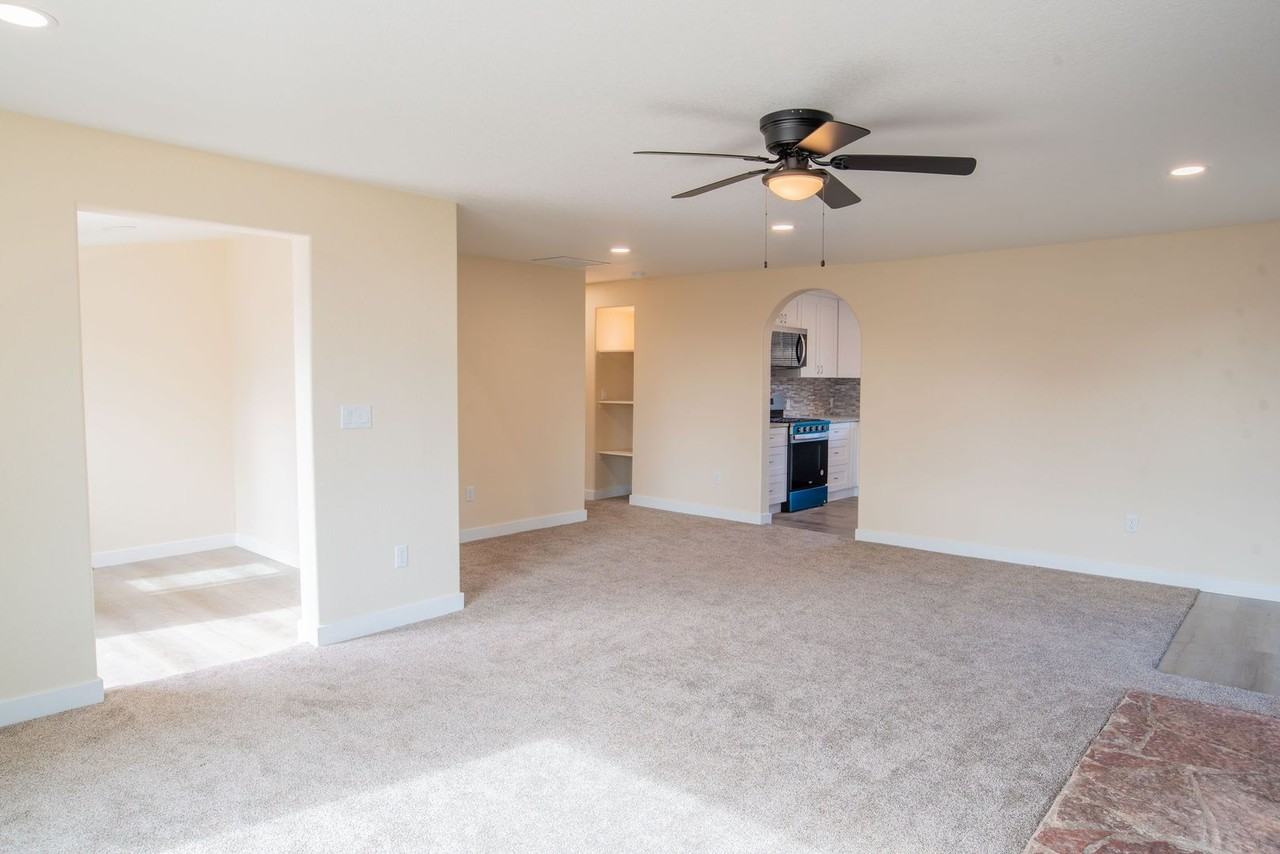 111 N Walnut St - Photo 5 of 24