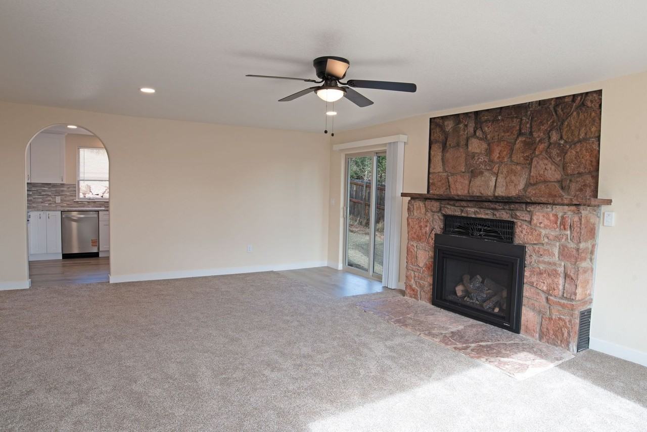 111 N Walnut St - Photo 7 of 24