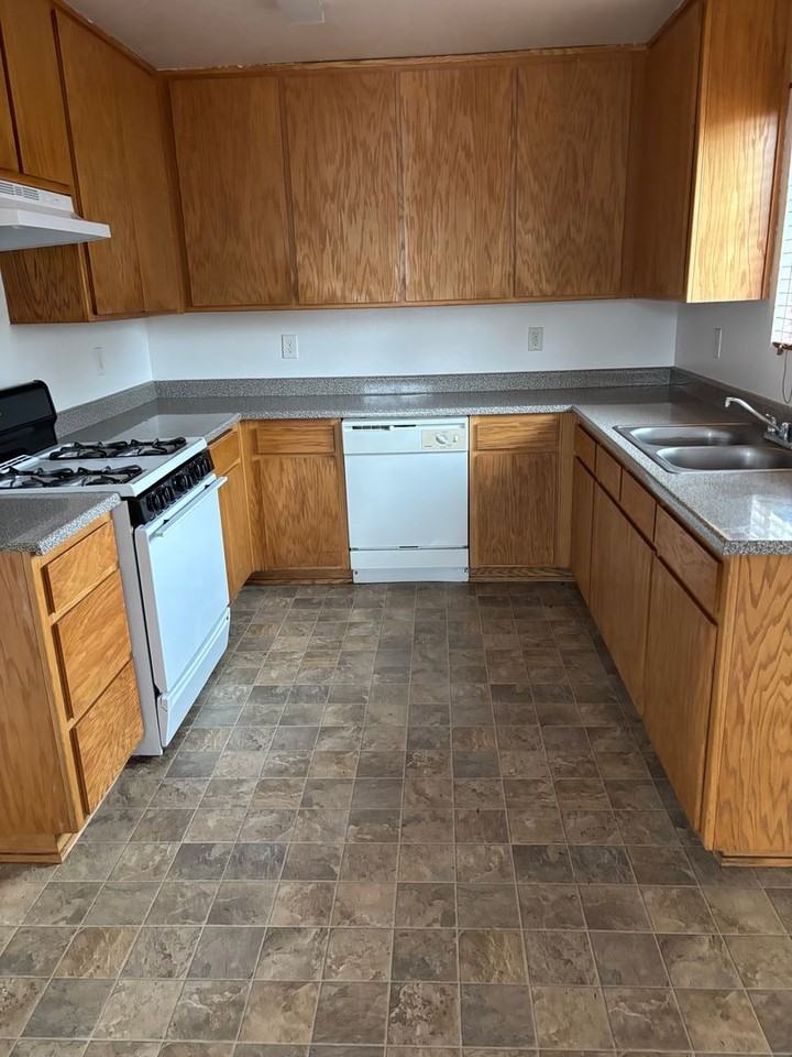 270 Yew St - Photo 2 of 12