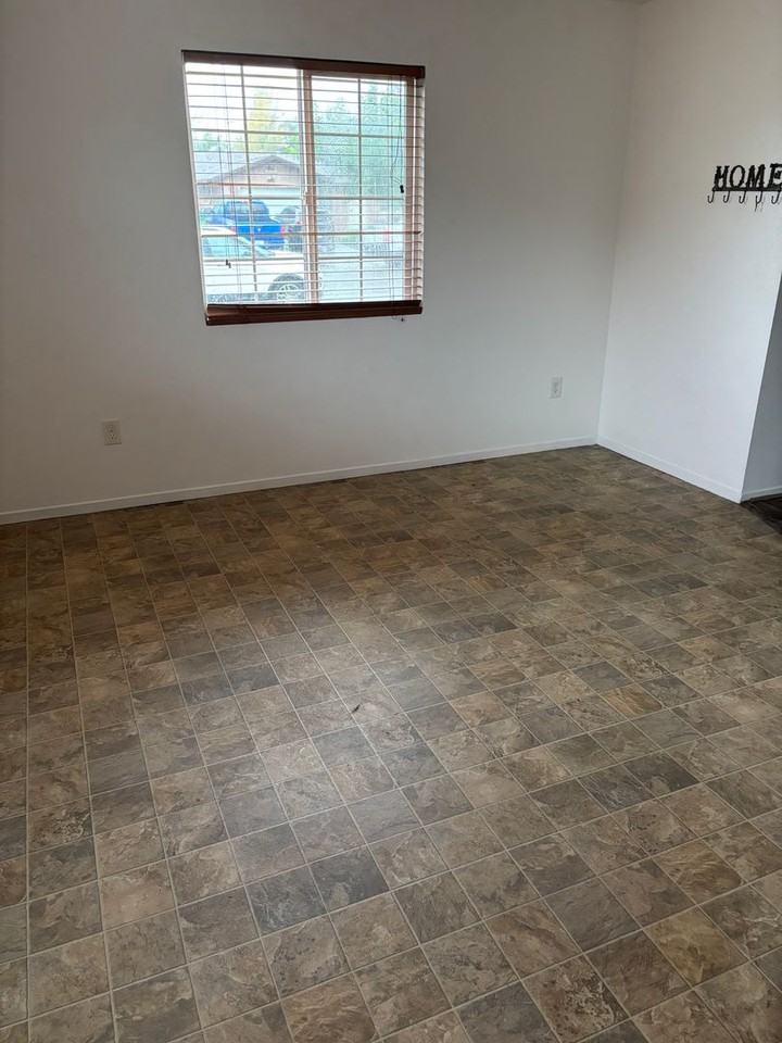 270 Yew St - Photo 3 of 12