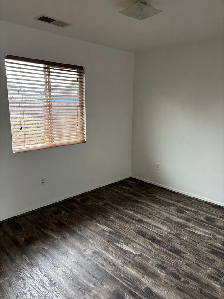 270 Yew St - Photo 7 of 12