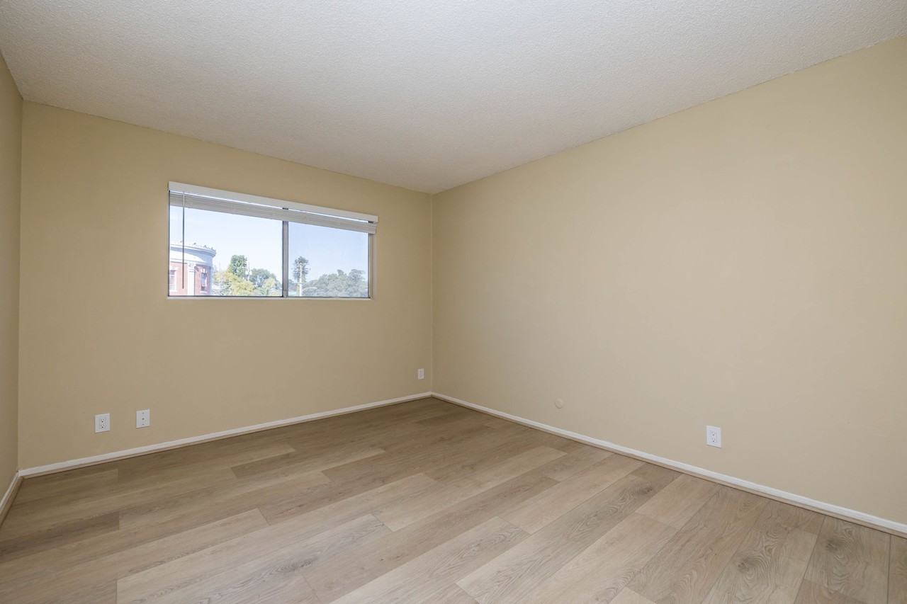 345 MacArthur - Photo 7 of 50