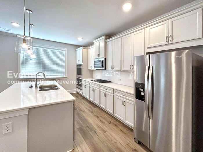 331 Caledonia Ct - Photo 2 of 31