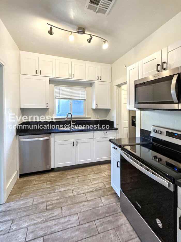 934 E 7th St - Photo 4 of 25