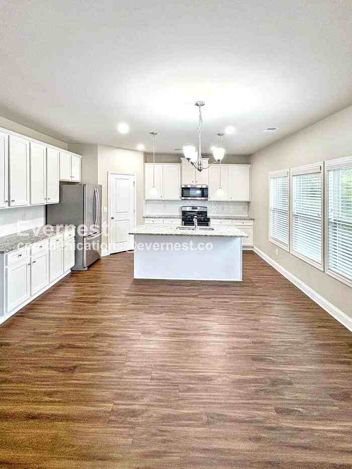 130 Mandy Lane - Photo 2 of 32