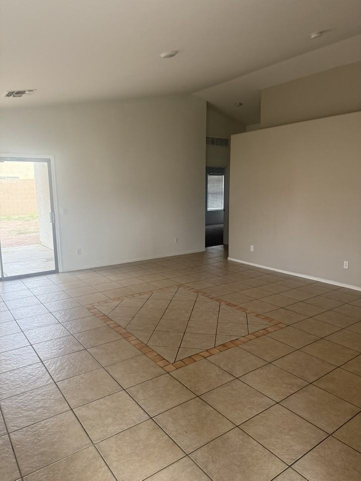 7012 W Keim Dr - Photo 3 of 11