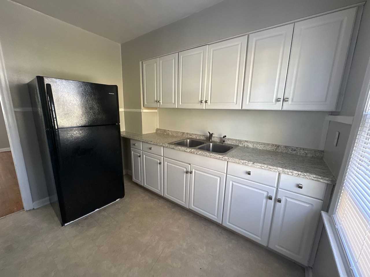 1520 W Jackson St - Photo 3 of 11