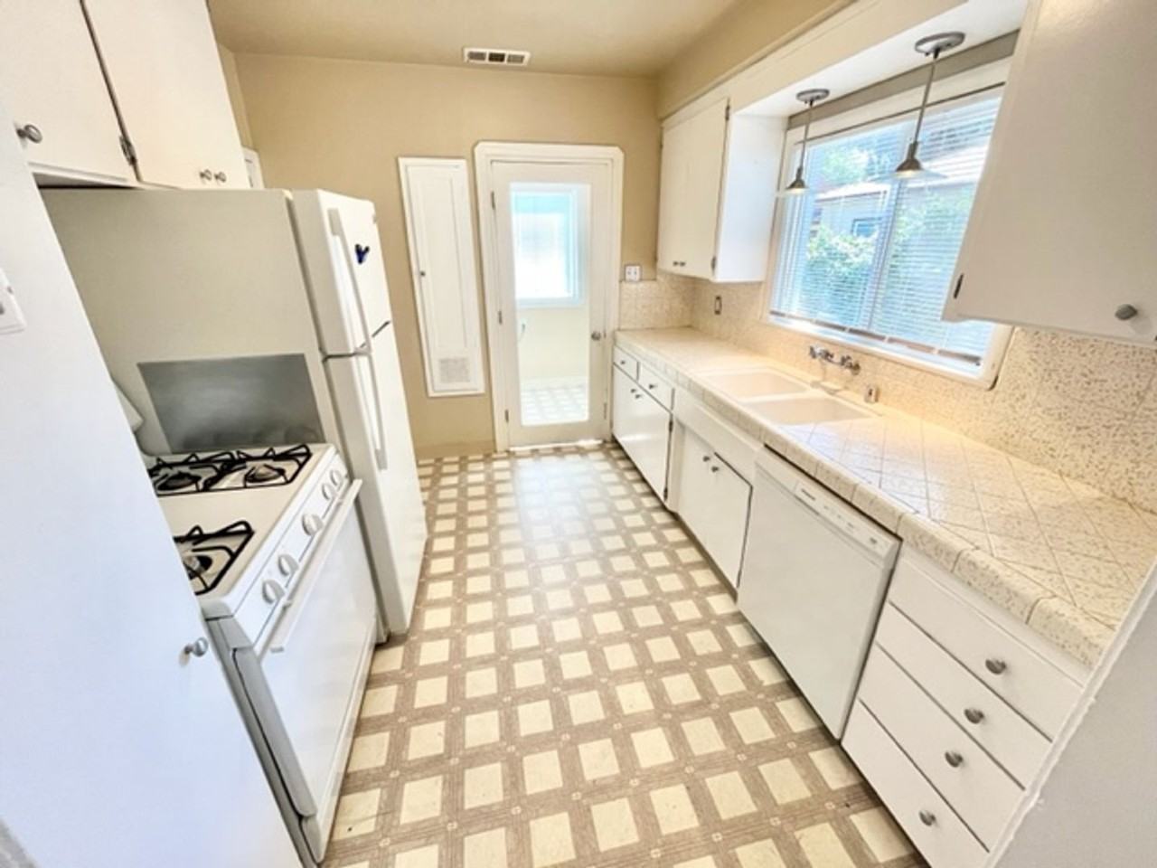 1212 Warner St - Photo 2 of 28