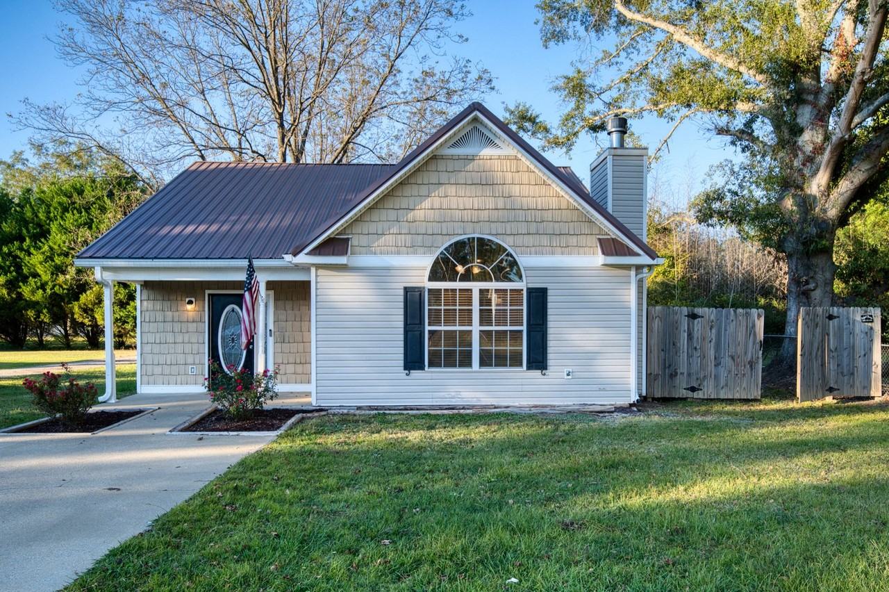 1311 Circle Dr - Photo 3 of 24