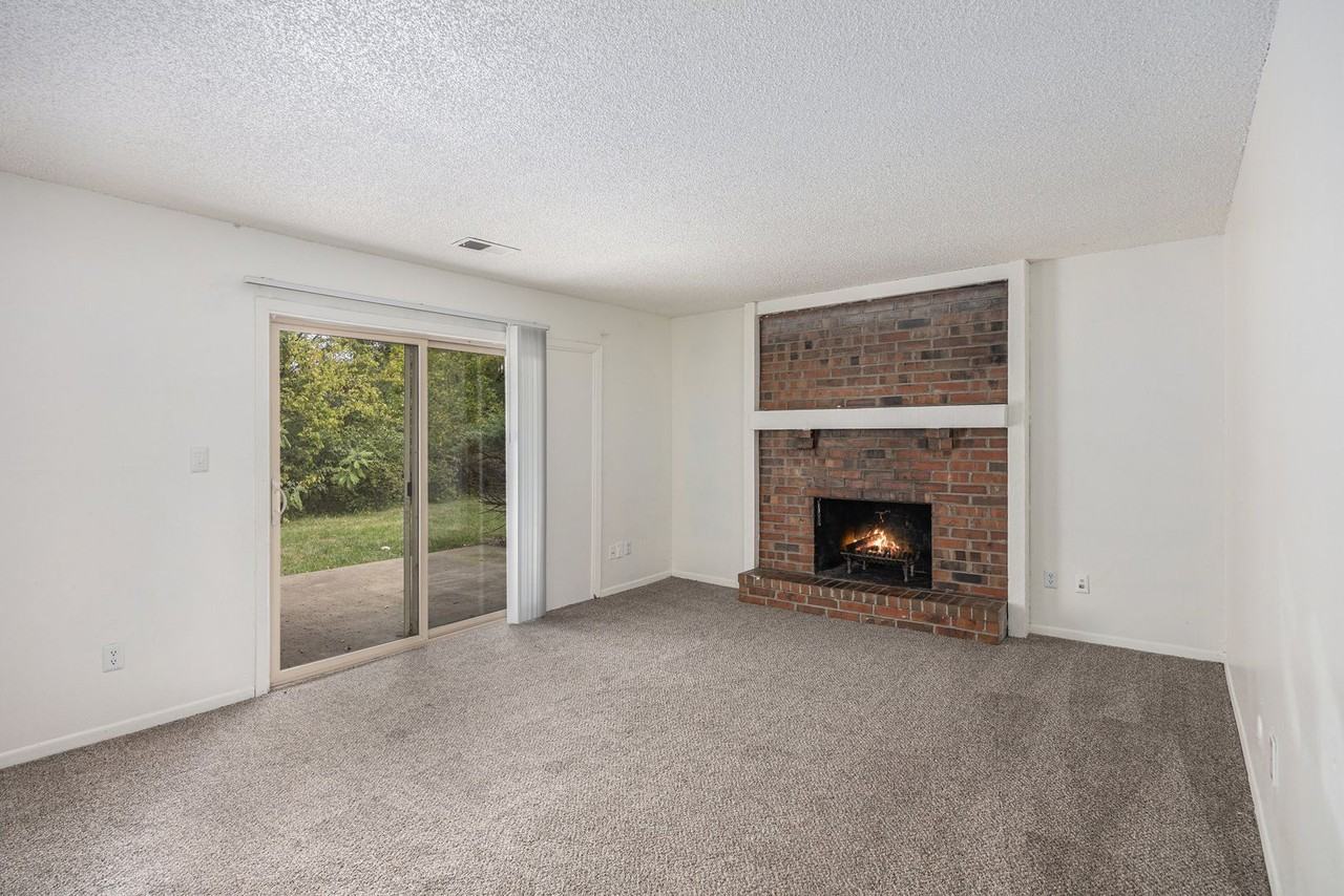 Welcome to The Bluffs – Comfort, Convenience & Value in the Heart of Gladstone - Photo 4 of 20