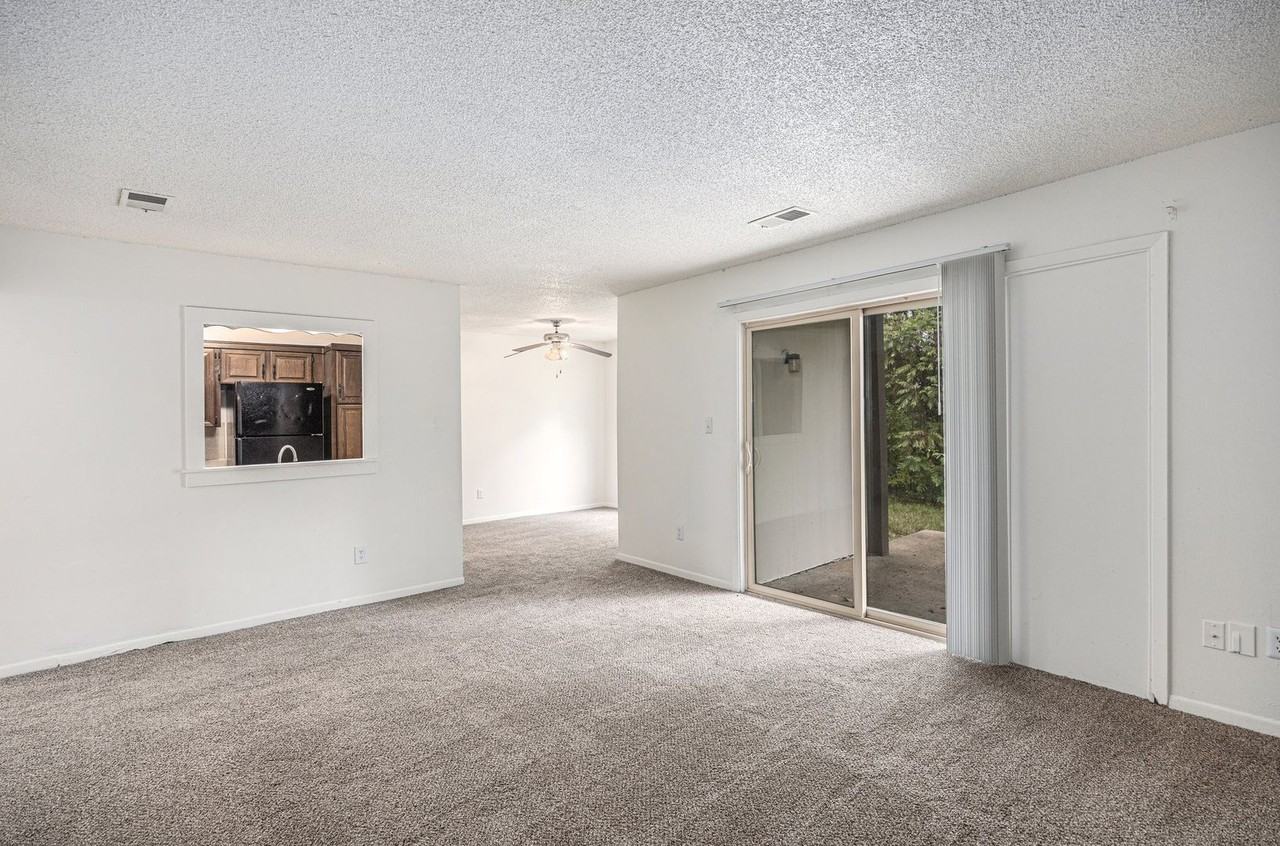 Welcome to The Bluffs – Comfort, Convenience & Value in the Heart of Gladstone - Photo 5 of 20