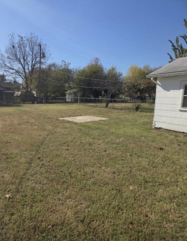 1129 E Maple St - Photo 2 of 10