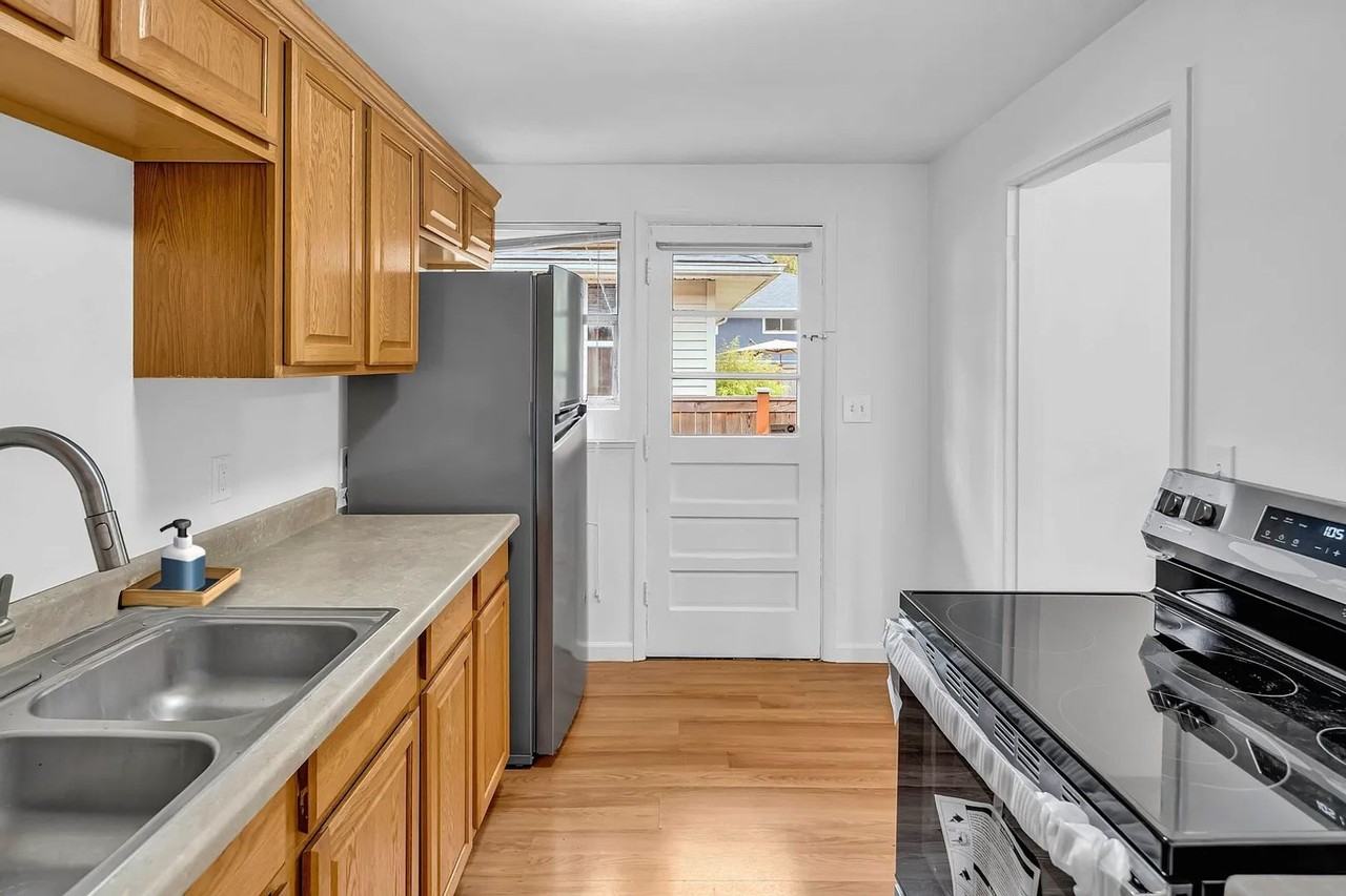 3602 Ne 75th St - Photo 3 of 36