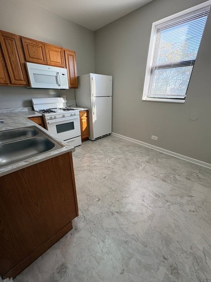 Washington West - Photo 2 of 25