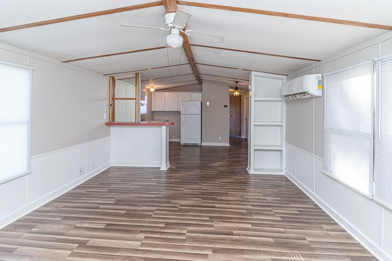 394 Community Dr - Photo 5 of 20