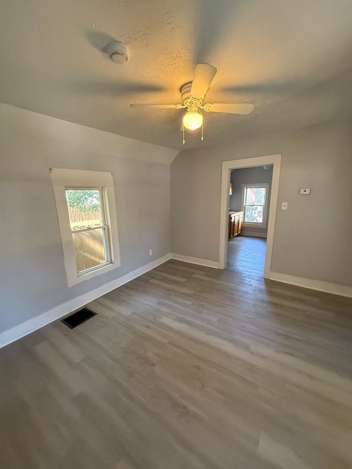 2524 Oakdale Ave - Photo 2 of 17