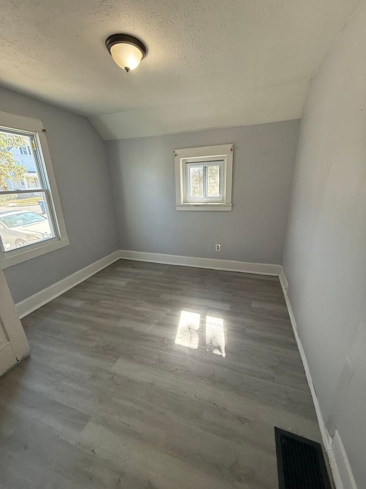 2524 Oakdale Ave - Photo 3 of 17