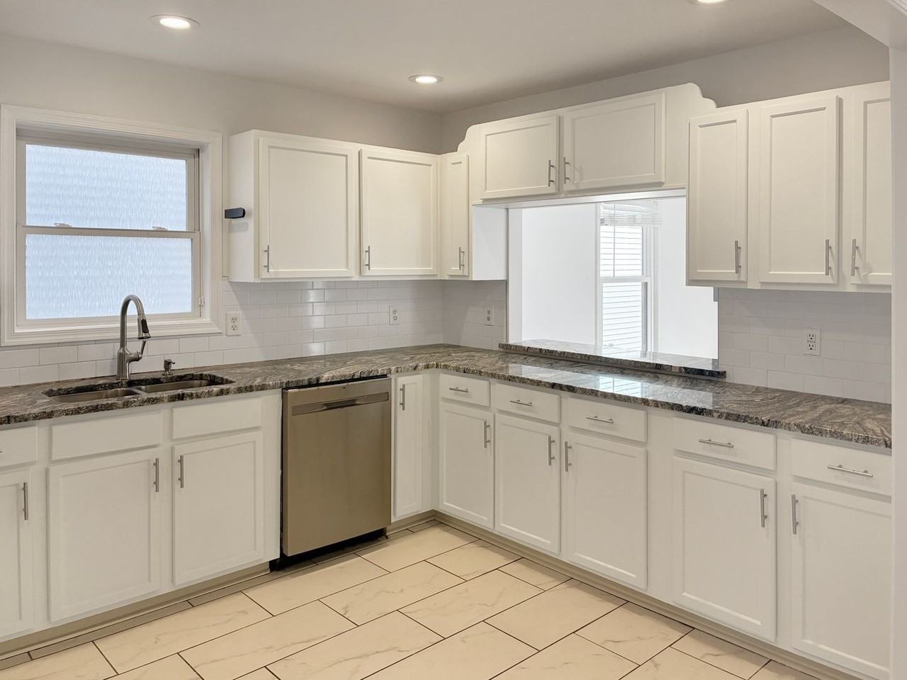 1214 Bainbridge St - Photo 3 of 14