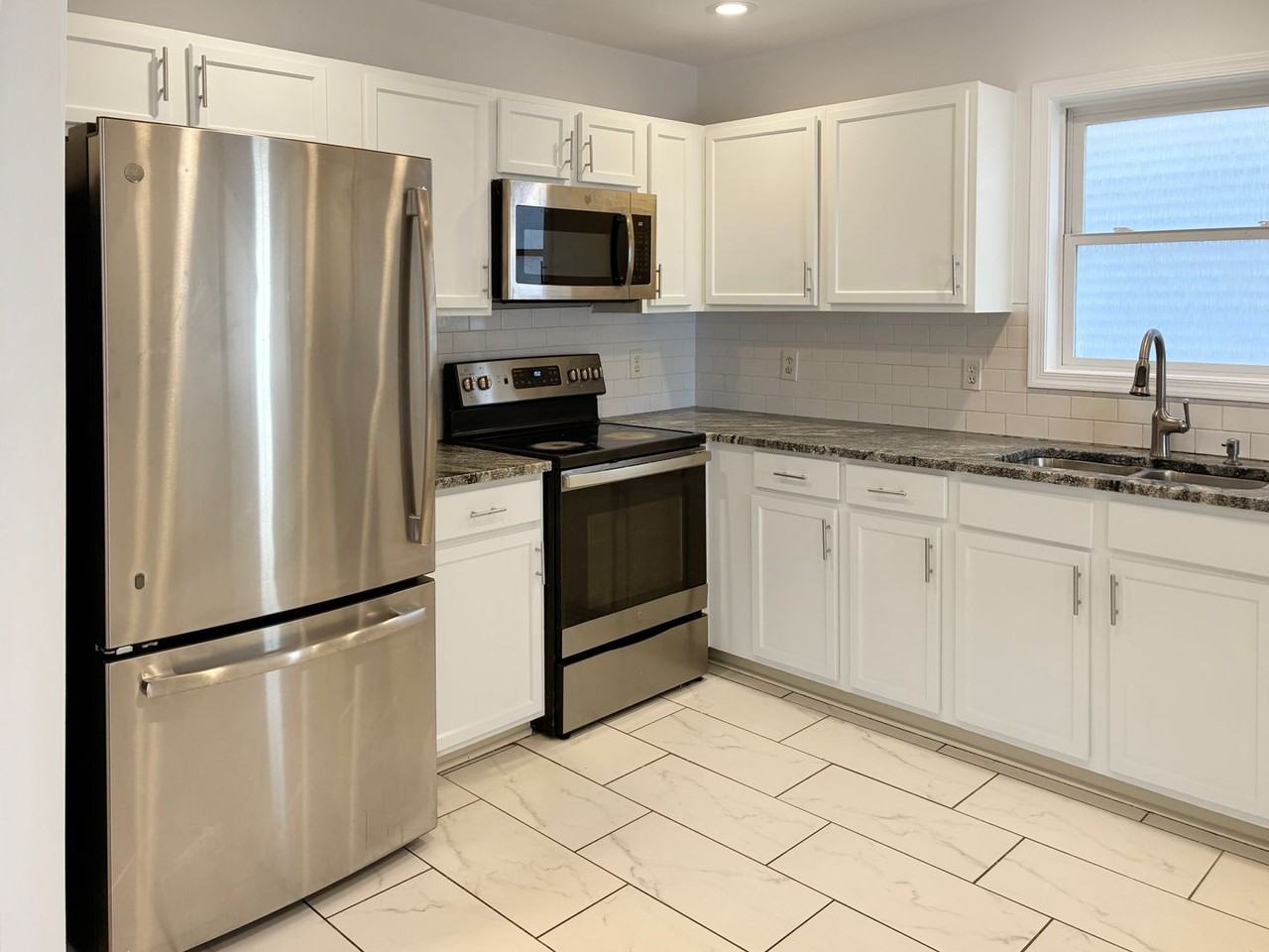 1214 Bainbridge St - Photo 4 of 14